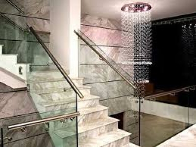 NÊN CHỌN VẬT LIỆU THIẾT KẾ CẦU THANG GỖ HAY KÍNH